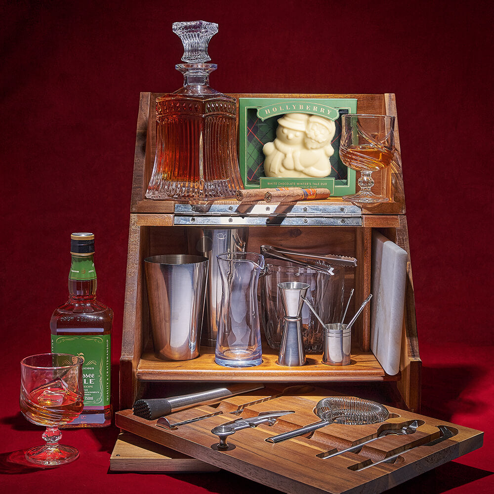 Christmas Whiskey Gift Set with Classic Decanter and Acacia Wood Bar Box – how the gift is presented