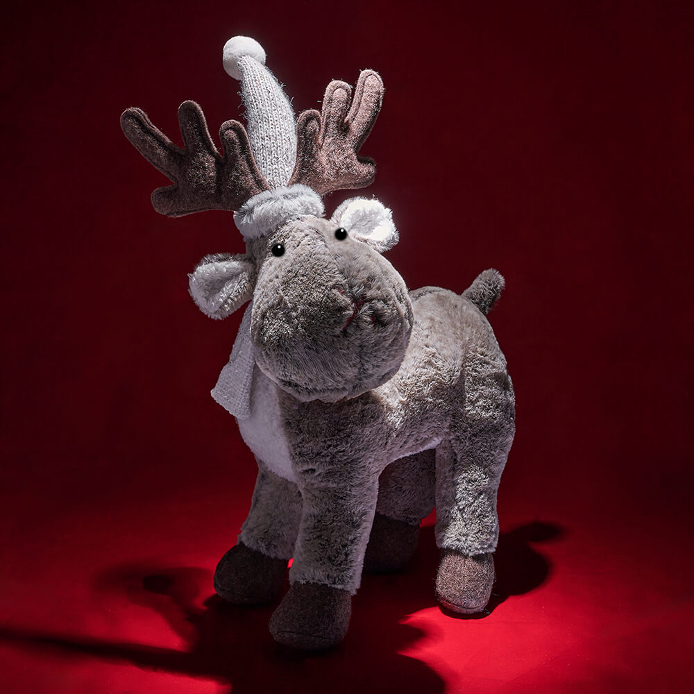 Soft Holiday Plush Reindeer Decoration – how the gift is presented